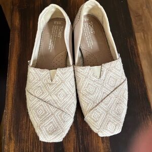 Women’s Tom’s slip-on shoes